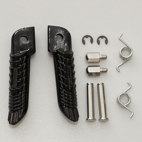 BIKETEC PARTS ZESTAW PODNÓŻKÓW (PODNÓŻKI) KIEROWCY KOMPLETNY Z MOCOWANIAMI SUZUKI GSXR 600/750/1000 '01-12 KOLOR CZARNY